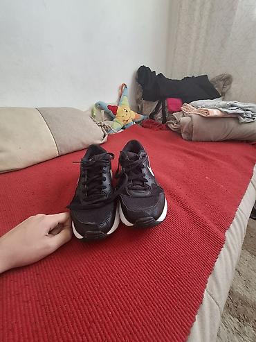 bq patike: Nike Air patike za trčanje/trening - Model: Nike Air (oznake na peti — 3