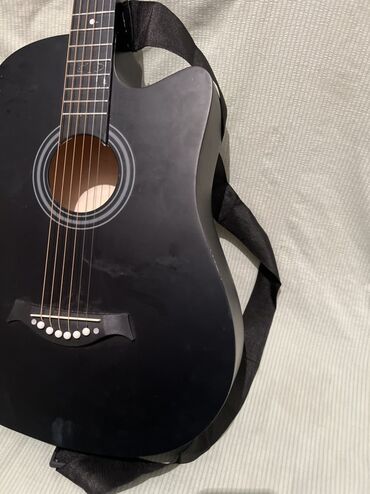связи с переездом: Акустическая гитара, черная, с вырезом (cutaway) для удобного доступа