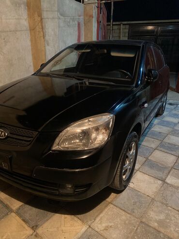 Salam Qara rəngli, yığcam hetçbek avtomobili. Avtomobilin xarici