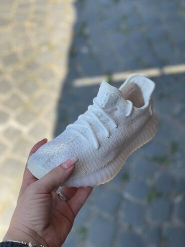 Patike: Adidas Yeezy Boost 350 patike

Novo
Brojevi 36 do 46 — 12
