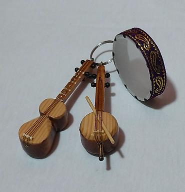 Breloklar: Musiqi alətlərindən ibarət brelok satılır, əl işidir, ağac — 6