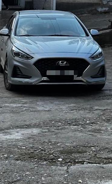 Сдаётся в аренду седан Hyundai Sonata серебристого цвета. Автомобиль