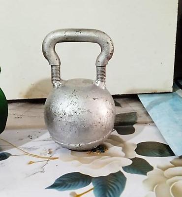 Спорт и отдых: Гиря весом 4 кг. Вся серебристая классическая, металлическая. - — 1