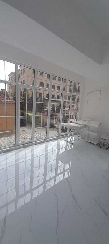 Kommersiya daşınmaz əmlakının satışı: KLİNİKA icarəyə verilir. Otaqların sayı 21 di. SAHƏSİ 430 kV . YENİ — 18