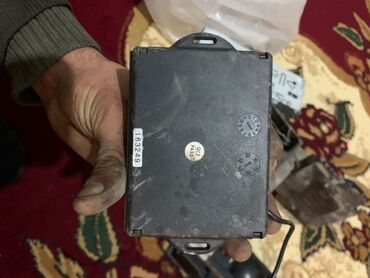 Maqnitofonlar: Bosch avtomobil maqnitofonu (head unit) üçün əsas blok və metal montaj — 15