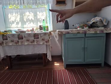 шкаф для кухни напольный: Вместительный кухонный шкаф бирюзового цвета, выполненный в