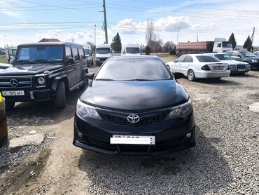 машина на колесах: Toyota Camry черного цвета. Седан с просторным салоном и удобными