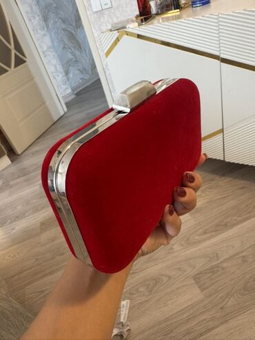 Çantalar: Qırmızı məxmər gecə çantası (clutch) - Rəng: parlaq qırmızı -