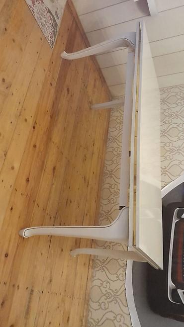 bar stolu: Uzunu 1.83sm eni 0.93 yanları güzgülü ağır masa acilan deyl . Rəngi ağ — 2