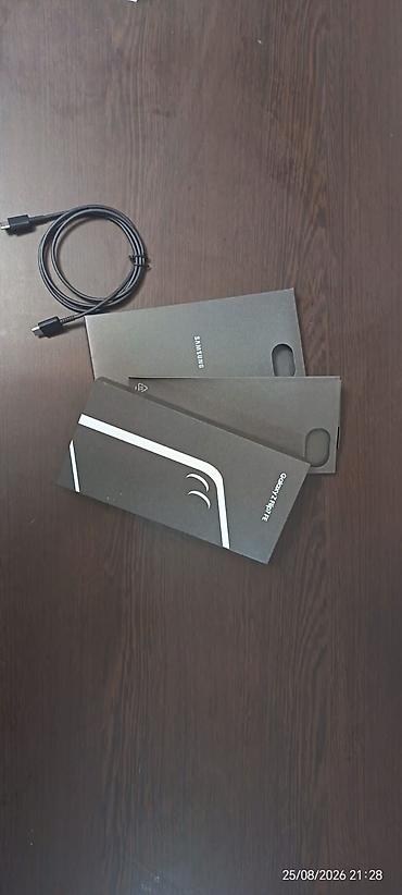 açılıb bağlanan telefonlar: Samsung Galaxy Z Flip7 FE, 256 GB, rəng - Qara, Barmaq izi — 1