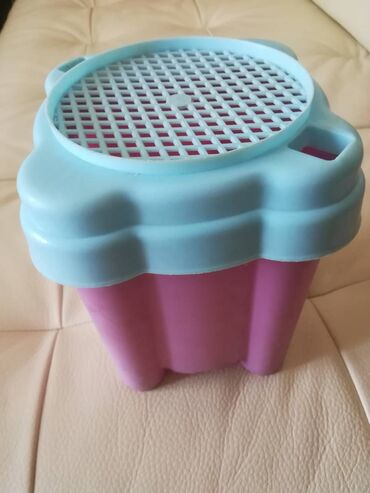 Igračke: Plastične kantice sa sitom 4 kom 600 din **3 kockaste 16 visinax13 cm — 8