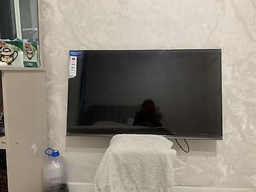 экраны: Телевизор Smart TV, диагональ примерно 43–50". Тонкая рамка, настенное — 1