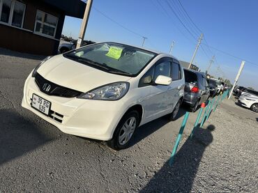 обмен на малолетражку: Honda Fit (Jazz) — компактный 5‑дверный хэтчбек белого цвета. Кузов и