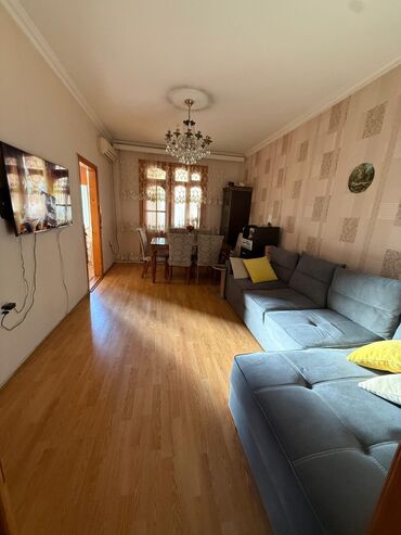 Uzunmüddətli kirayə mənzillər: Kirayə mənzil – işıqlı və səliqəli 2 otaq - Geniş zal: divan-künc — 3