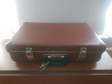 колесо на чемодан: Небольшой чемодан СССР, в хорошем состоянии, с ключами