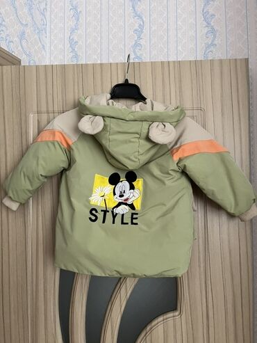 usaqlar ucun kurtkalar: Uşaqlar üçün Mickey Mouse printli, kapüşonlu gödəkçə. Yaşıl, bej və