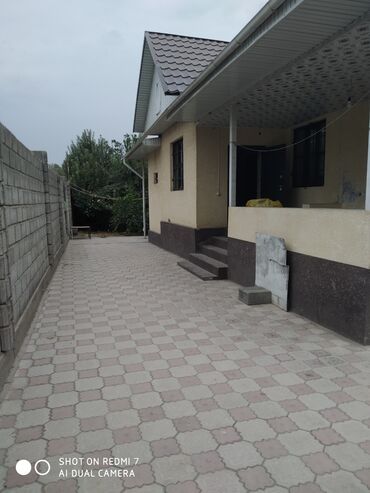 дом село красная речка: 110 кв. м, 5 бөлмө, Забор, тосулган, Брондолгон эшиктер, Сарай