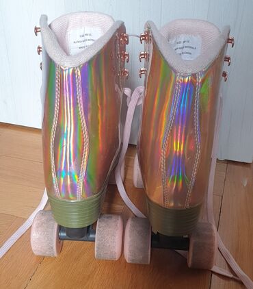 Roleri i rolšue: CC California skates, vrhunske rolšue zlatne boje kao roleri. Cerka je — 3