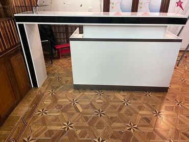 reception masa: İşlənmiş, Resepşn, Kvadrat masa