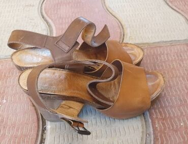 обувь из европы: Продаю женские босоножки в хорошем состоянии. Размер 37