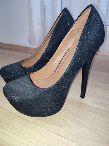 stradivarius kozne pantalone: Pumps, Superdry, 37