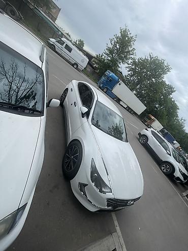 byd e9 1: Элегантный белый седан бизнес‑класса с динамичным купеобразным — 7