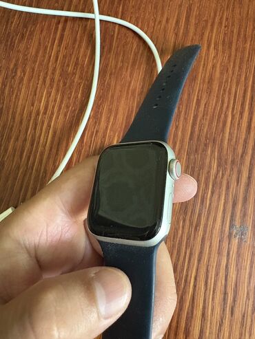 кабель от айфона: Apple Watch SE 2022. Продаю за 100$. Батарея 85%. Состояние хорошее