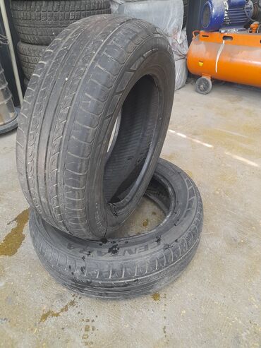 цифры наклейки: Шина Roadstone с маркировкой 185/65R15 88H, предназначенная для