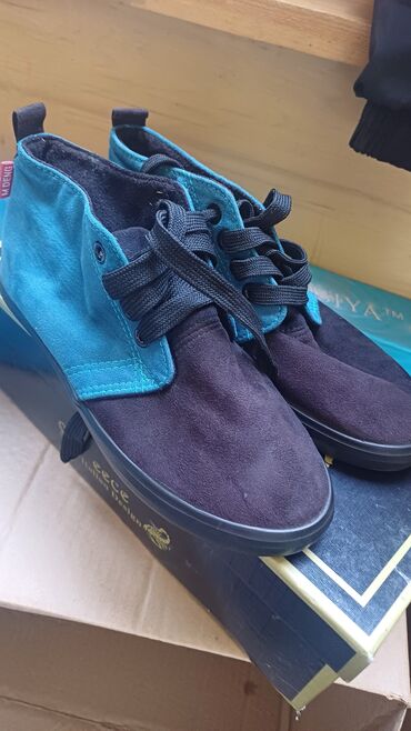 кросовки ош: Срочно продается новая уни кеды ( тряпочная) оригинал идеально для