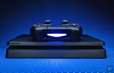 PS4 (Sony PlayStation 4): Продаю ps4 slim 500gb один джойстик и пару игр в комплекте не прошитая