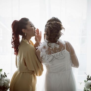 Свадебные аксессуары: Сдается на прокат халатик для невесты и подружки невесты вешалка с