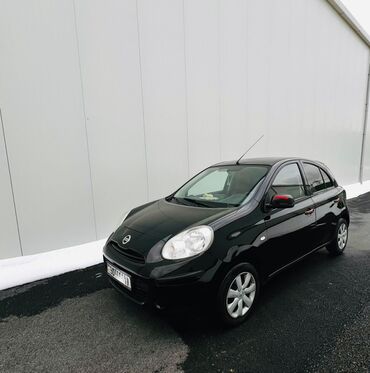 retro maşınlar: Qara rəngli, yığcam Nissan Micra şəhər avtomobili. Rahat interyerə