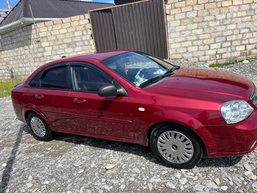 Digər Avtomobillər: Qırmızı rəngli 4 qapılı sedan Mühərrik və ötürmə: - Benzinli mühərrik — 12