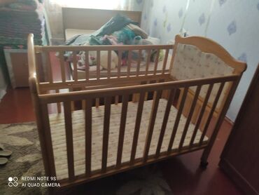 Детские кровати: Кроватка детская в комплекте есть маленькая кроватка