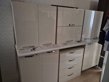 Ремонт и строительство: Yaxşı vəziyyətdə mətbəx mebeli. Material: mdf, parlaq zərli boya, krem
