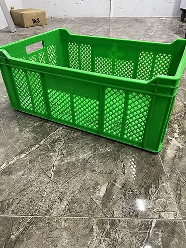 konteynerdən mağaza: Plastik daşınma yeşiyi – yaşıl rəngdə, havalandırma üçün deşikli yan — 1