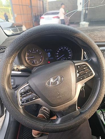 mp3 player купить: Салон Hyundai с автоматической коробкой передач. На фото представлен — 2