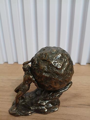Heykəlciklər: Sizif heykəli

Ölçüləri 12.1 x 7 x 11.1 sm — 1