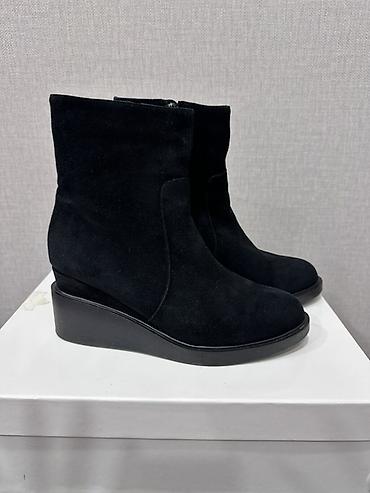ugg bakü: Qadın kürən dəri görünüşlü, qara rəngli botlar - Model: qısa boğaz — 1
