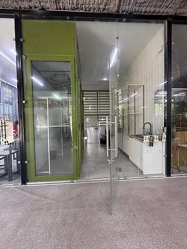 один: Продажа магазинов В торговом центре, 15 м², Дизайнерский ремонт, Утеплен, 1 этаж — 10
