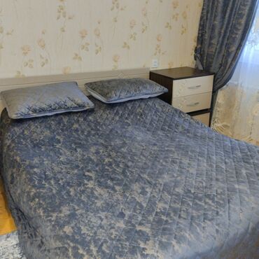 Кровати: Двуспальная кровать, Без подьемного механизма, С матрасом, Без выдвижных ящиков