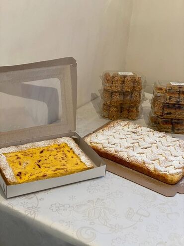 Выпечка, хлебобулочные изделия: Домашняя выпечка в больших прямоугольных формах. Ассортимент: - — 3