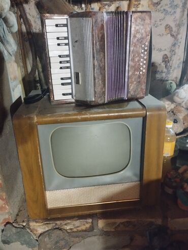 фудболный кета: Телевизор50х годовстаринные аккордеоны,сундучок