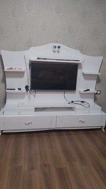 Ağ rəngdə TV stendi və media divar modulu - Klassik-naqişli dizayn — 1