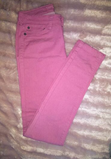 koje boje je haljina: Roze uske pantalone XS. Odlicno stoje, skroz uske, sa elastinom, uzivo
