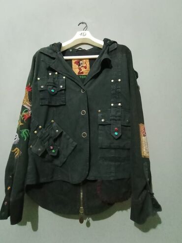 Cinslər: 40-42Qara rəngli kapüşonlu jaket – çoxcibli, naxışlı model - Rəng