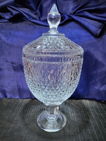 Činije: Bombonijera,pehar, kristal rucna obrada 70,80te. Pehar je — 3