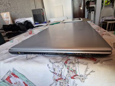 Acer: Acer laptop u srebrnoj boji, pogodan za svakodnevnu upotrebu. Tanak — 2