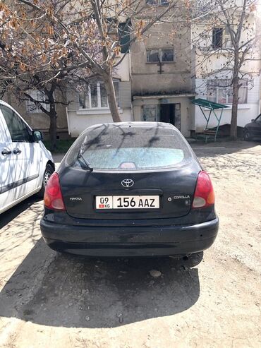 автомобили бу: Автомобиль Toyota Corolla, кузов хэтчбек, черного цвета. Компактный и