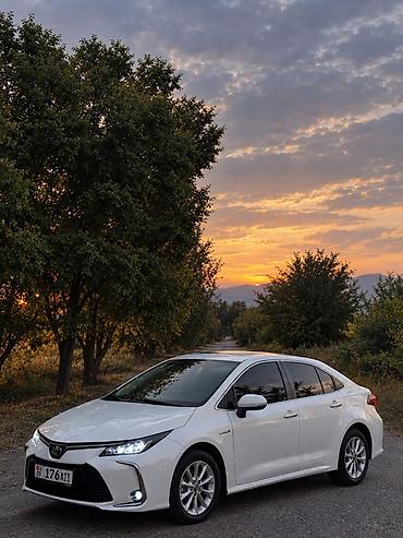 Toyota Corolla: 2021 г., 1.8 л, Вариатор, Гибрид, Седан